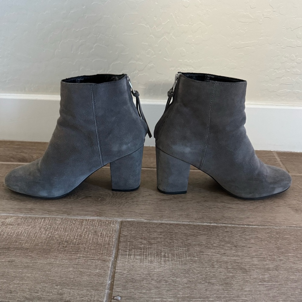 Steve Madden Cynthia Grey Suede bootie - size 7.5